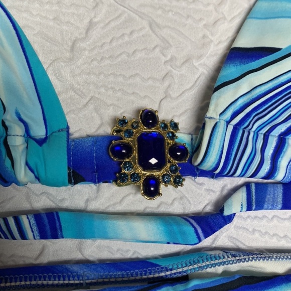 Sol Lo String Bikini EUC w/wavy stripes of blue & white & Embellishments Size 6 - Picture 3 of 12